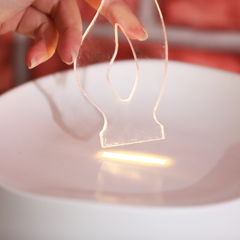 Realistic flames of Snowing Candle 384A8604